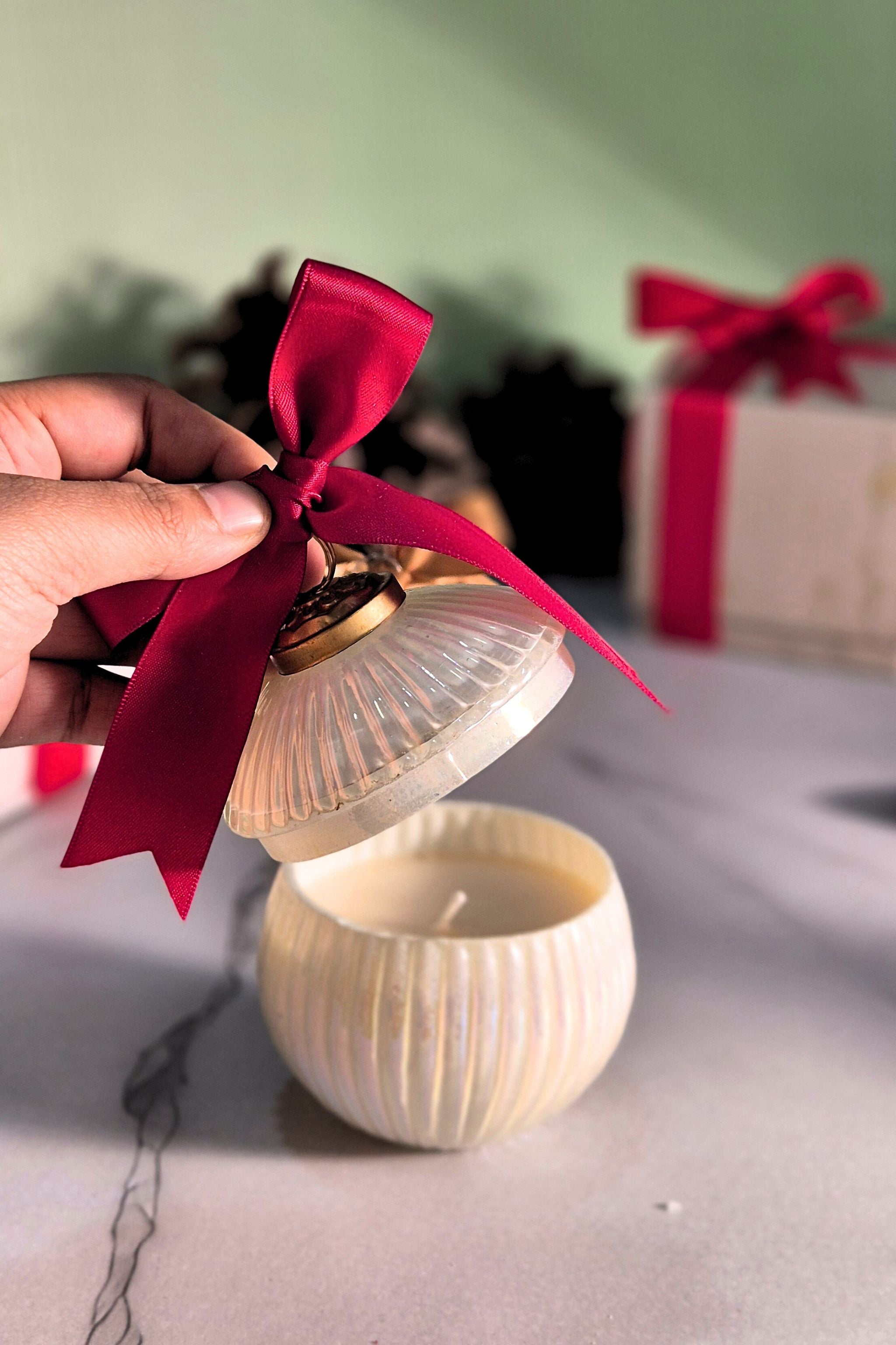 Ornament Candle – Mother of pearl | Velvet Rose & Oud